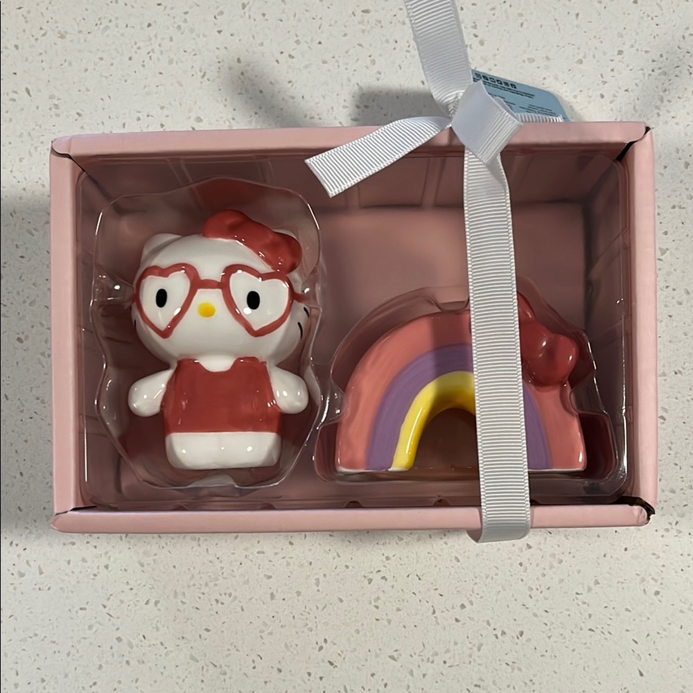 HELLO KITTY HEART EYES RAINBOW Salt & Pepper Shakers NWT - Picture 2 of 8